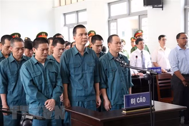 Các bị cáo nghe Hội đồng xét xử tuyên án. (Ảnh: Nguyễn Thanh/TTXVN)