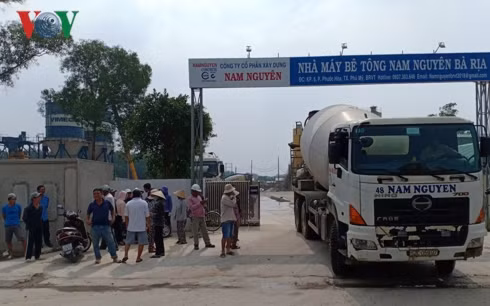 Người dân phong tỏa cổng nhà máy xi măng.