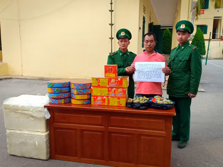 Đồn Biên phòng cửa khẩu Hoành Mô phát hiện, ngăn chặn đối tượng người nước ngoài vận chuyển trên 30kg pháo qua biên giới. Ảnh: Đức Hiệp (Đồn Biên phòng cửa khẩu Hoành Mô) 