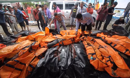 Thi thể nạn nhân được tập hợp ở tỉnh Banten, Indonesia chiều 23/12. Ảnh: AFP.