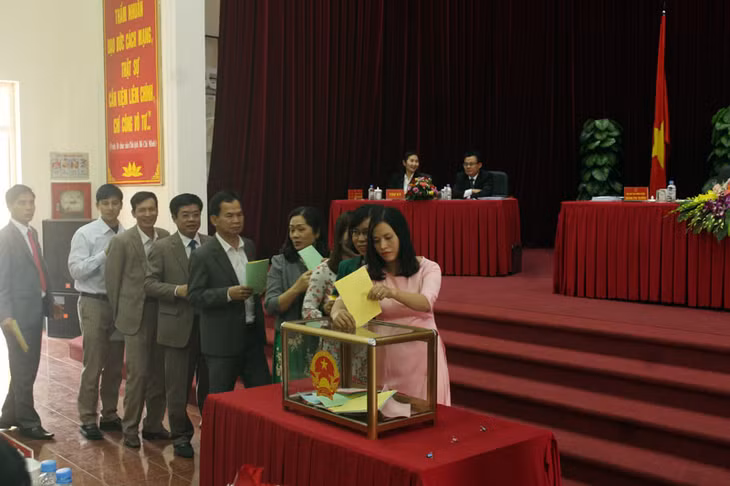 Các đại biểu thực hiện quy trình lấy phiếu tín nhiệm