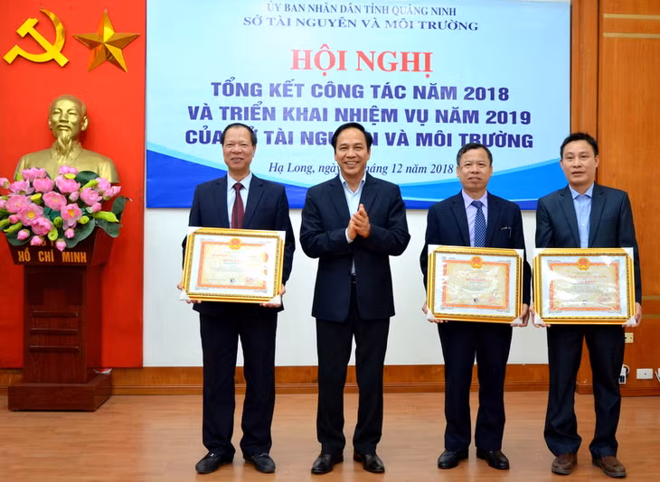 Đồng chí Đặng Huy Hậu, Phó Chủ tịch Thường trực UBND tỉnh trao bằng khen của Bộ Tài nguyên và Môi trường cho các cá nhân vì đã có thành tích xuất sắc trong thực hiện nhiệm vụ năm 2018