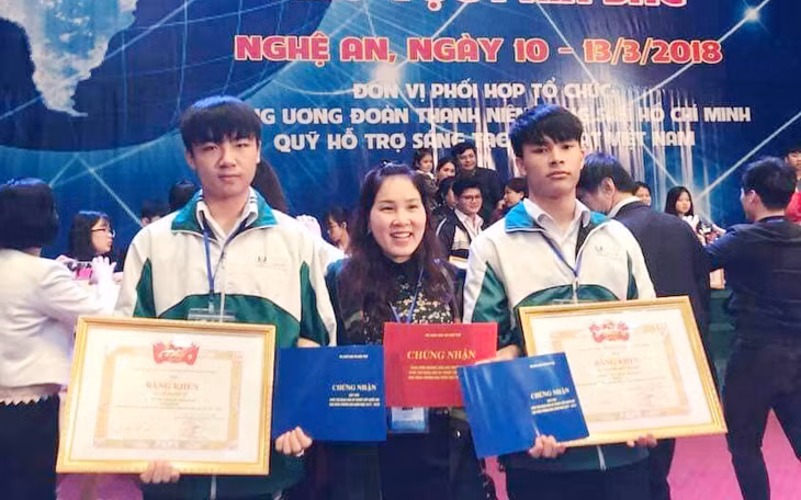 Hai em Nguyễn Đức Thành và Nguyễn Phong Vũ cùng cô giáo hướng dẫn 