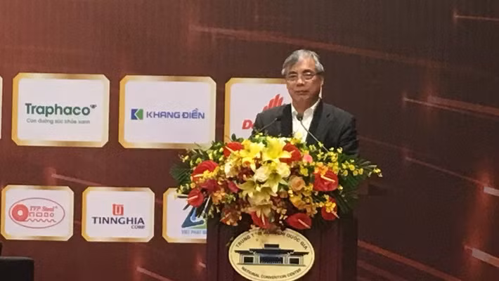 Chuyên gia kinh tế Trần Đình Thiên phát biểu tại toạ đàm.
