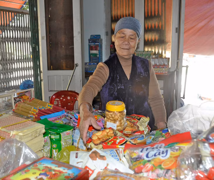 Bà Đinh Thị Trường, thị trấn Đầm hà, huyện Đầm Hà, người vẫn nhớ rất nhiều lời ca hát giao duyên trong Hát nhà tơ đang sắp xếp lại hàng bán trong dịp tết. Ảnh: Thu Nguyệt