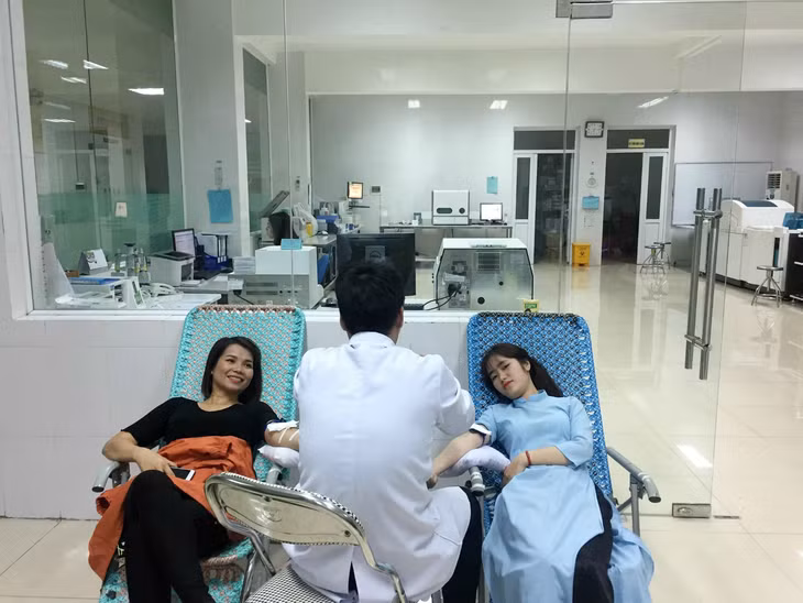 Các tình nguyện viên của CLB tham gia hiến máu ở BV Sản nhi tỉnh