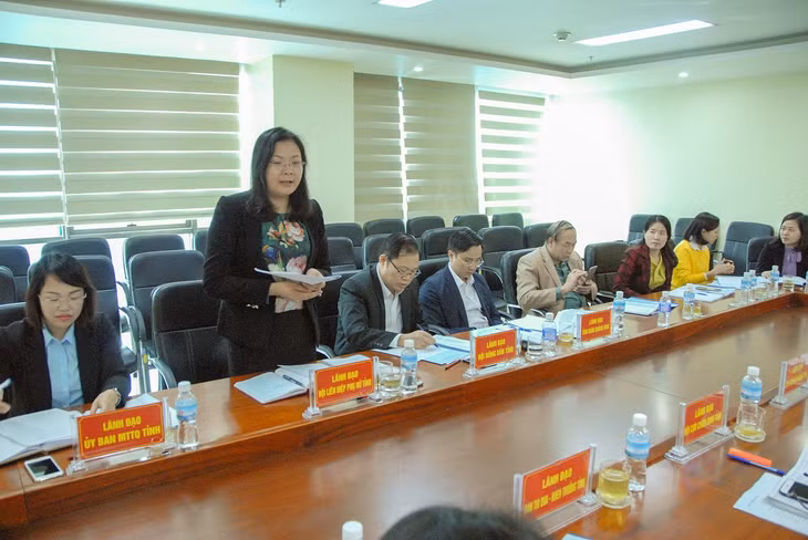 Lãnh đạo các cơ quan trong Khối đóng góp ý kiến về bình xét các danh hiệu thi đua năm 2018.