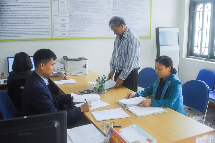 Cán bộ MTTQ xã Bình Dương (TX Đông Triều) giám sát tại bộ phận tiếp nhận và trả kết quả hiện đại của xã.