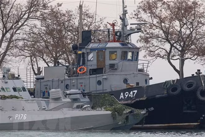 Tàu hải quân Ukraine bị bắt giữ tại cảng Kerch, Crimea, Nga ngày 26/11/2018. (Ảnh: AFP/ TTXVN)