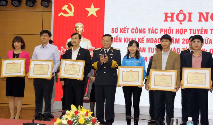 Bộ Tư lệnh Vùng 1 Hải quân trao tặng quà cho các đơn vị ... tỉnh Quảng Ninh