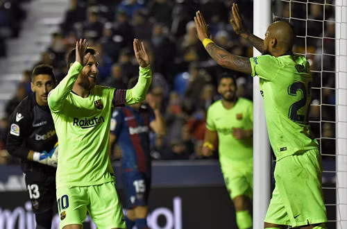 Messi (trái) tiếp tục duy trì hiệu suất ghi bàn cao ở mùa này AFP