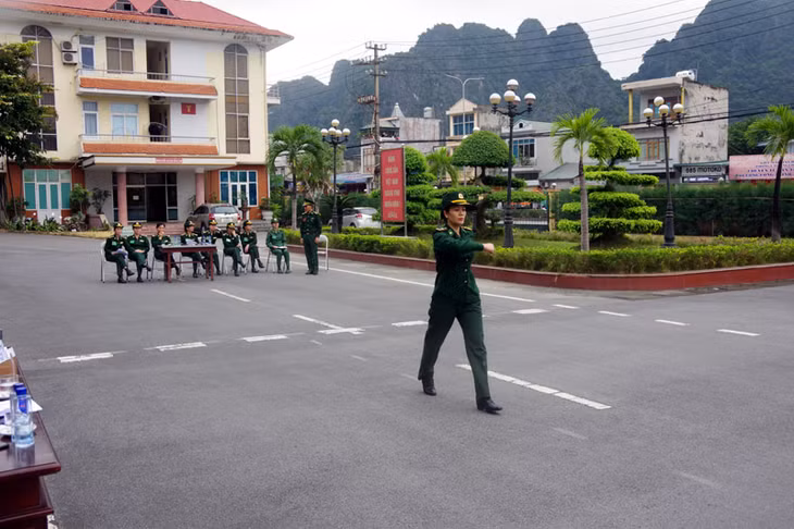 Các nữ quân nhân BĐBP tỉnh thực hành thi môn Điều lệnh không có súng