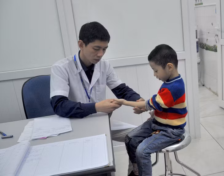 Bác sĩ chuyên khoa da liễu Đoàn Ngọc Thanh kiểm tra sức khoẻ về da cho bệnh nhân đến khám tại Trung tâm Kiểm soát bệnh tật tỉnh.