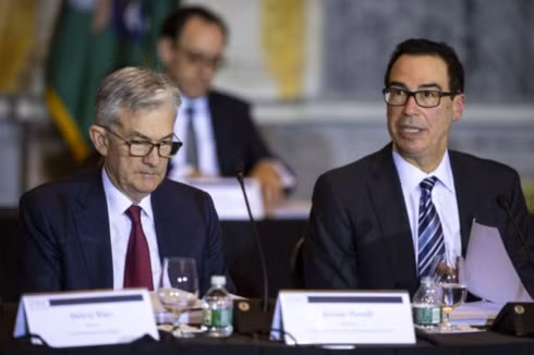 Chủ tịch Fed - Jerome Powell (phải) và Bộ trưởng Tài chính Mỹ - Steven Mnuchin (trái). Ảnh:Bloomberg