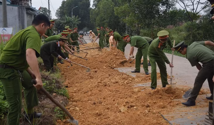 Công an TX Đông Triều giúp dân làm đường liên thôn, góp phần thực hiện Chương trình xây dựng nông thôn mới tại địa phương đạt hiệu quả. 