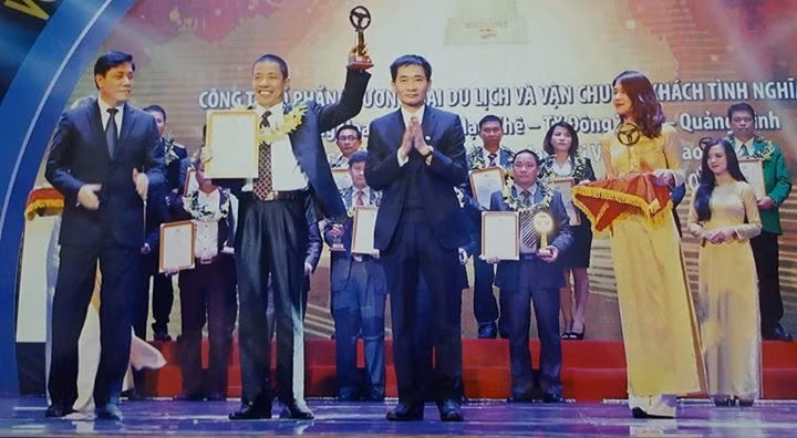 Ông Lê Trọng Nghĩa, Giám đốc Công ty Cổ phần Thương mại-Du lịch và Vận chuyển khách Tình Nghĩa nhận giải thưởng “Vô lăng vàng” năm 2017.