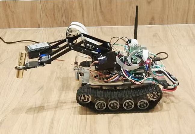 Robot tự hành của Thành và Vũ.
