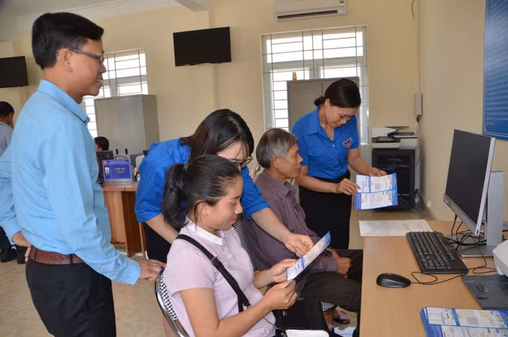 Thanh niên tình nguyện Phường Trà Cổ hướng dẫn nhân dân sử dụng dịch vụ công trực tuyến mức độ 3. Ảnh Thu Hằng (CTV)