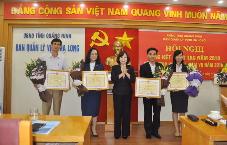 Đồng chí Vũ Thị Thu Thủy, Phó Chủ tịch UBND tỉnh trao tặng Bằng khen của Bộ Văn hóa, Thể thao và Du lịch cho những tập thể và cá nhân có thành tích xuất sắc trong năm 2018