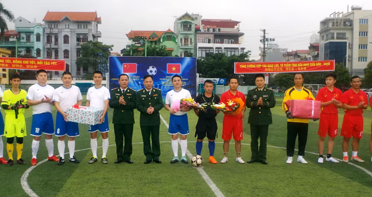 Lãnh đạo Đồn Biên phòng cửa khẩu Quốc tế Móng Cái (Việt Nam) và Trạm Kiểm soát Biên phòng Đông Hưng (Trung Quốc) tặng hoa và quà lưu niệm cho các cầu thủ các đơn vị tham gia giao lưu bóng đá. Ảnh: Xuân Hùng (BĐBP tỉnh)