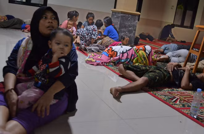 Người dân lánh nạn tại một nhà thờ hồi giáo ở Pandegland vì đợt sóng thần và núi lửa Anak Krakatoa phun trào. Ảnh: Reuters.