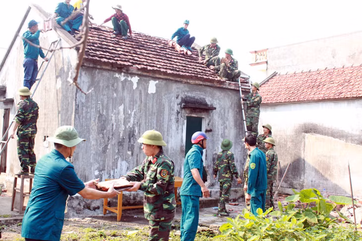 Nhiều ngôi nhà tình nghĩa cũng được lực lượng vũ trang trên địa bàn đóng góp kinh phí, ngày công lao động xây dựng lên để trao tặng cho các gia đình có hoàn cảnh khó khăn.