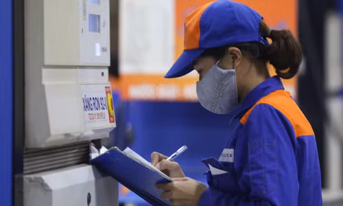 Nhân viên tại trạm xăng Hà Nội. Ảnh: Ngọc Thành.
