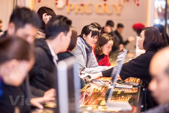 Khách hàng giao dịch vàng miếng tại Phú Quý. (Ảnh: Đức Duy/Vietnam+)