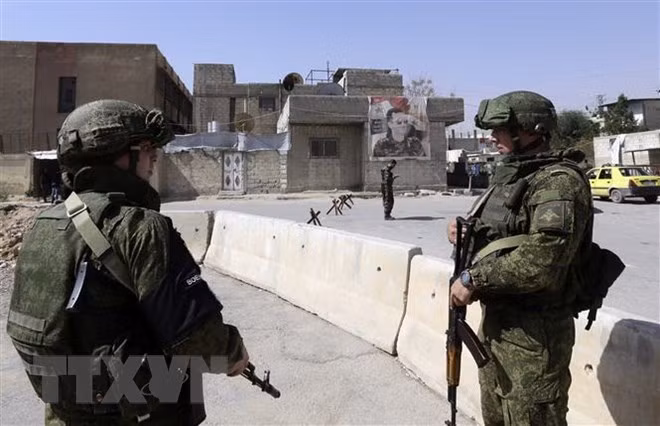 Binh sỹ Nga gác tại ngoại ô thủ đô Damascus, Syria ngày 1/3. (Nguồn: AFP/TTXVN)