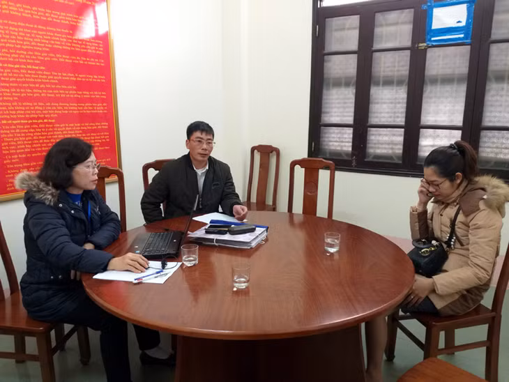 Cán bộ Trung tâm hòa giải, đối thoại (TAND TP Hạ Long) tổ chức đối thoại, giải quyết vụ việc liên quan đến hôn nhân, gia đình. Ảnh: Quang Minh