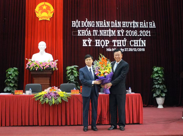 Đồng chí Nguyễn Văn Hưởng, Ủy viên BTV, Trưởng Ban Dân vận Tỉnh ủy Chủ tịch UBMTQ Việt Nam tỉnh Quảng Ninh trao Quyết định của BTV Tỉnh ủy cho đồng chí Nguyễn Mạnh Cường, Bí thư Huyện ủy Hải Hà.