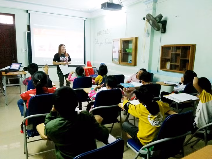 Giáo viên người Philippines dạy Tiếng Anh tại các Trung tâm Anh ngữ huyện Hoành Bồ.