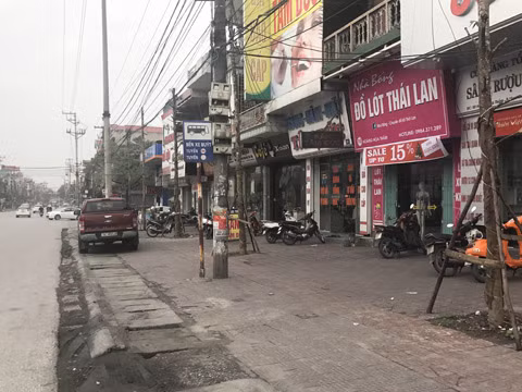 Xe ô tô đỗ ngay trên vỉa hè 