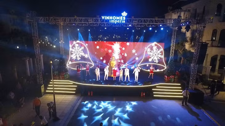 Ảnh) Các tiết mục văn nghệ đặc sắc về chủ đề Noel do Cư dân Vinhomes Imperia và các nghệ sỹ khách mời biểu diễn.