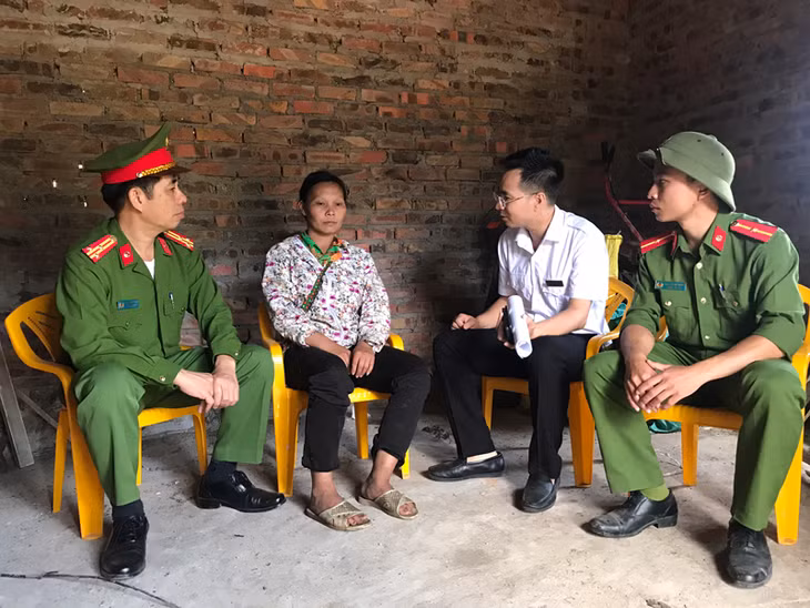 Trợ giúp viên pháp lý Trung tâm TGPL Nhà nước tỉnh và Công an huyện Bình Liêu đến nhà chị Dường Cắm Dếnh, thôn Kéo Chản, xã Đồng Tâm (huyện Bình Liêu) để vận động và tuyên truyền pháp luật. 