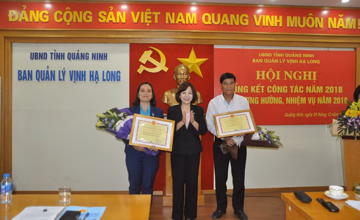 Đồng chí Vũ Thị Thu Thủy, Phó Chủ tịch UBND tỉnh trao tặng Bằng khen của Bộ Văn hóa, Thể thao và Du lịch cho những tập thể và cá nhân có thành tích xuất sắc trong năm 2018