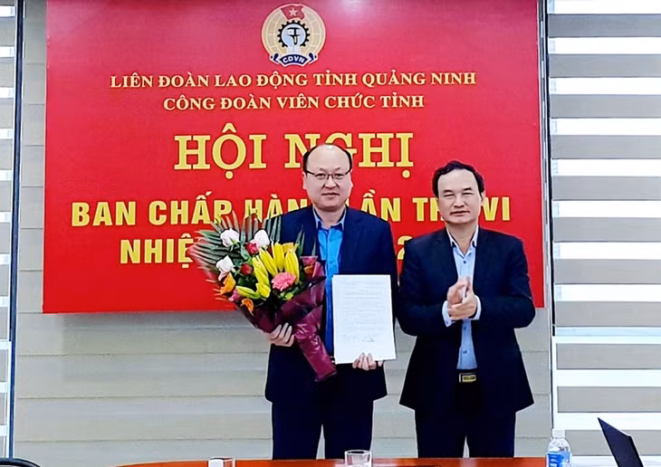 Đồng chí Trần Danh Chức Chủ tịch LĐLĐ tỉnh chúc mừng đồng chí Bùi Minh Thanh, Phó Chủ tịch LĐLĐ tỉnh giữ chức Chủ tịch CĐVC tỉnh.