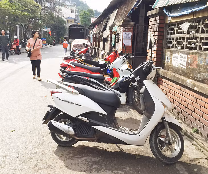 Nhiều người dân thiếu cảnh giác, dựng xe ngoài cổng phụ chợ Vườn Đào, phường Bãi Cháy, TP Hạ Long nhưng lại không có biện pháp trông nom, bảo vệ