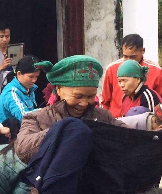Bà con thôn Mạ Chạt, xã Vô Ngại, Bình Liêu chọn quần áo từ thiện. Ảnh: Nhân vật cung cấp.
