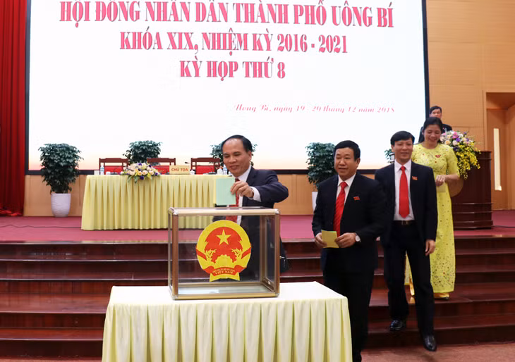 Các đại biểu bỏ phiếu tín nhiệm lấy phiếu tín nhiệm đối với người giữ chức vụ do HĐND thành phố bầu