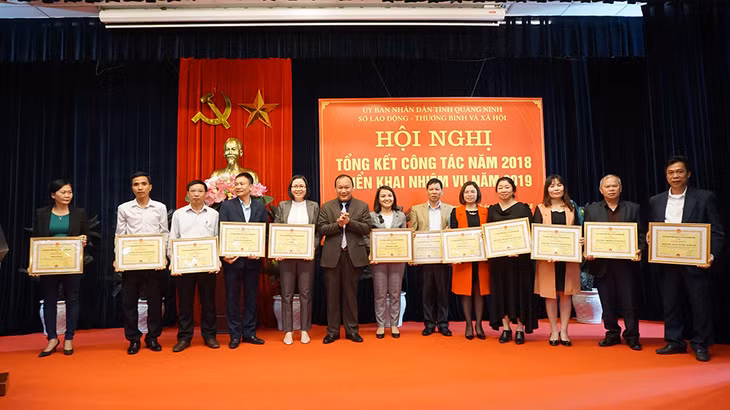 Sở LĐ,TB&XH trao giấy khen cho 12 tập thể có thành tích xuất sắc trong năm 2018.