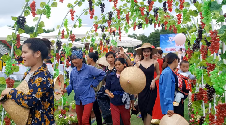 Đông đảo du khách và người dân trên địa bàn háo hức thăm quan thung lũng voa Yên Tử