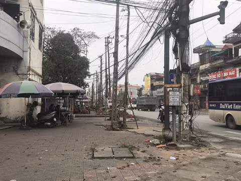 Biển quảng cáo, bán hàng bày tràn lan trên vỉa hè