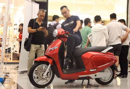 Khách hàng tham quan mẫu xe điện VinFast Klara tại TP HCM.