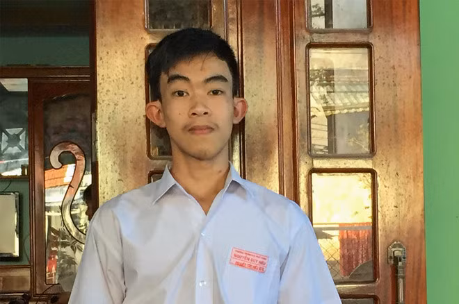 Nam sinh Nguyễn Tấn Hiếu trả lại 50 triệu đồng nhặt được cho người đánh rơi. Ảnh: Mạnh Trường.