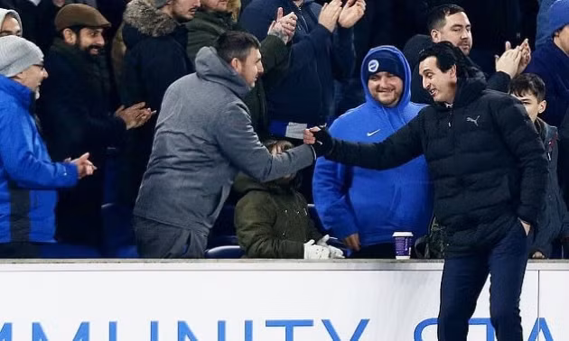  Emery vô tình đá chai nước trúng CĐV Brighton.