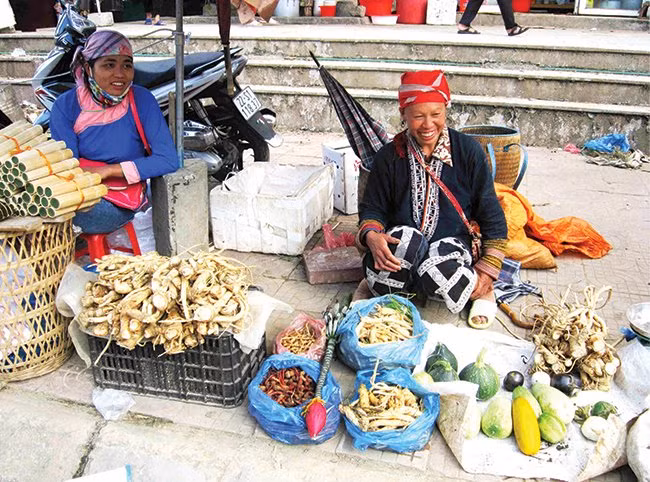 Đồng bào vùng cao luôn nở nụ cười trên môi trong không gian chợ phiên.