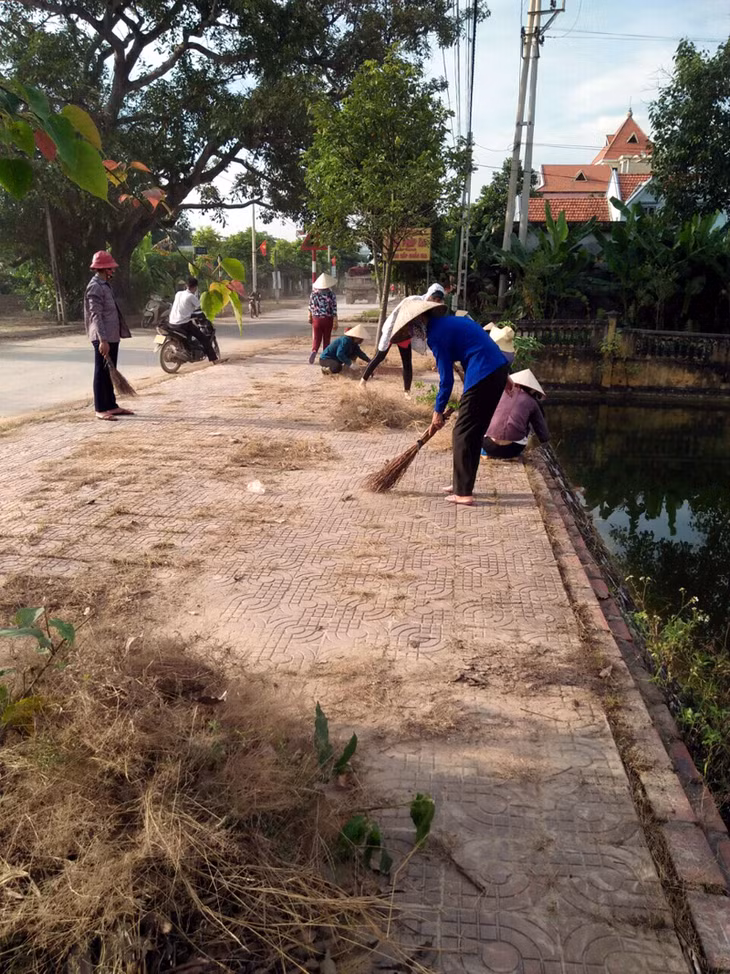Cán bộ, hội viên Hội Liên hiệp Phụ nữ TX Quảng Yên phát huy nòng cốt trong thực hiện Phong trào “Ngày Chủ nhật xanh” . 