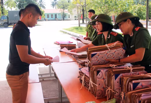 Công an TP Uông Bí giúp đối tượng lầm lỡ hoàn thiện thủ tục, hồ sơ, trở về cộng đồng.