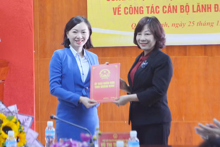 Đồng chí Vũ Thị Thu Thủy, Phó Chủ tịch UBND tỉnh trao quyết định bổ nhiệm chức vụ Phó Giám đốc Sở Kế hoạch và Đầu tư cho đồng chí Đỗ Mạnh Hùng.